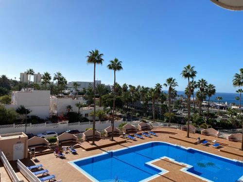 Utsikt mot bassenget på Beautiful apartment Las Américas Playa del Bobo eller i nærheten