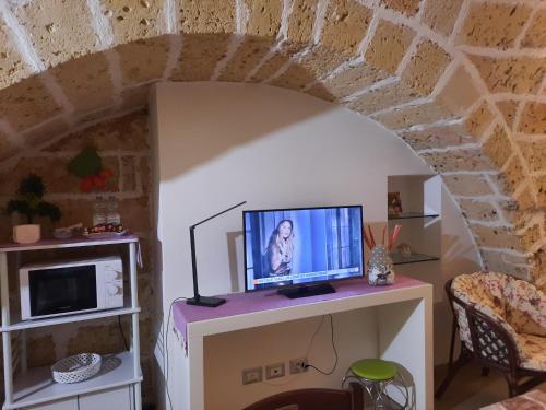 a living room with a tv on top of a table at Sweet Home Arco Porta Luce in Galatina