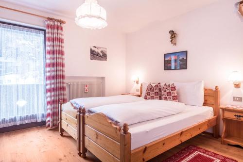 A bed or beds in a room at Casa Rustica App Seceda