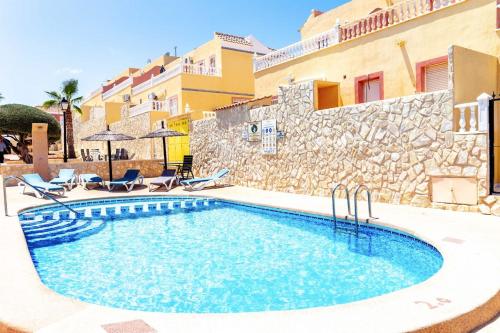 Bazén v ubytování Fabulous 3 Bed House with 4 communal pools nebo v jeho okolí