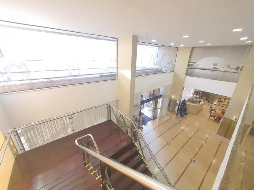 an overhead view of a staircase in a building at Flat Nobile Suítes Monumental By Rei dos Flats, in Brasilia