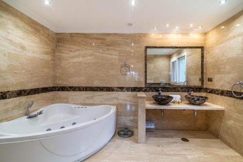 Koupelna v ubytování VACATION MARBELLA I Villa Adelfas, Andalusian Style, Private Pool, Sea View