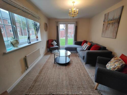 a living room with a couch and a table at Lakeside-Dakota 3bed house 2bath parking M27 J5 Southampton Airport sleeps 6 in Eastleigh