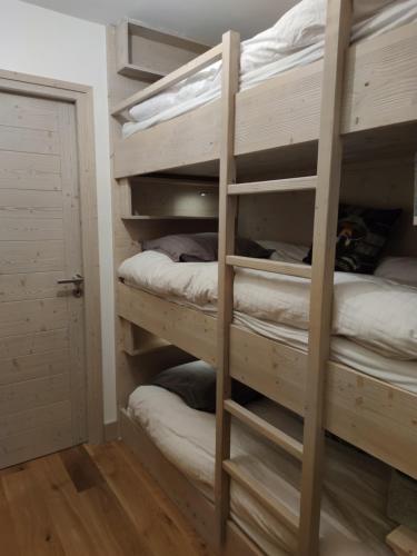 Pokój z łóżkiem piętrowym i 2 łóżkami piętrowymi w obiekcie Douglas - Appartement au cœur du Jardin Alpin w Courchevel