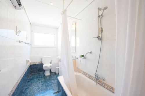un bagno bianco con wc e doccia di Apartamento Felicidad - PlusHolidays a La Canuta