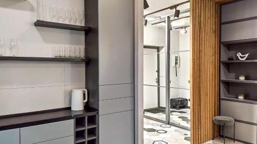 uma casa de banho com uma porta de vidro que leva a uma cabina de duche ao nível do chão em New York Concept House Cozy apartment em Kiev