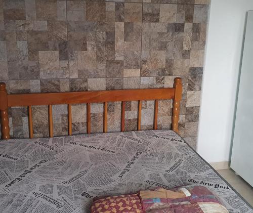 ein Bett mit einer Karte in einem Zimmer in der Unterkunft Suíte praia de leste in Pontal do Paraná