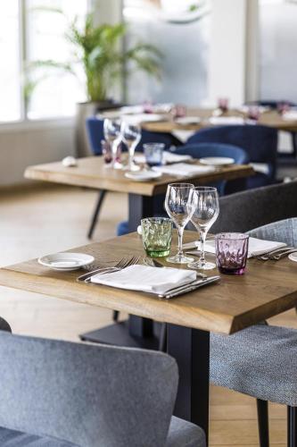 a group of tables with wine glasses on them at Hôtel Serge Blanco - Relais Thalasso & Spa in Hendaye