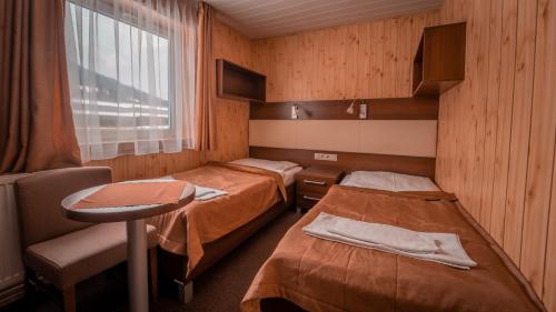 Un pat sau paturi într-o cameră la Kúpeľné domčeky - KÚPELE ČERVENÝ KLÁŠTOR Smerdžonka