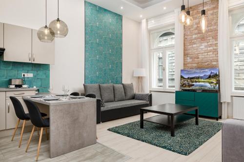 Il comprend une cuisine et un salon avec une table et un canapé. dans l'établissement P43 Judi Apartment, à Budapest