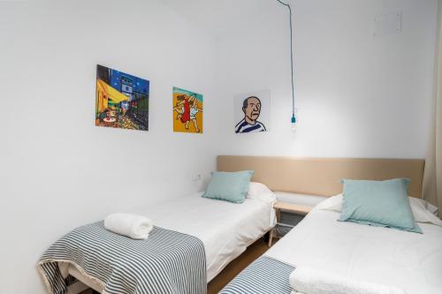 Posteľ alebo postele v izbe v ubytovaní SOHO ARTS DUPLEX CENTRO by AlohaMalaga