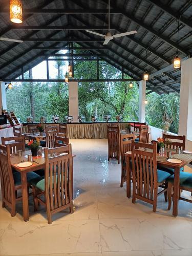 The Spectrum Resort - Chikmagalurにあるレストランまたは飲食店