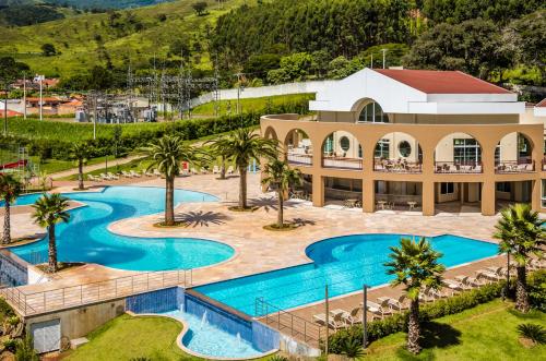 an overhead view of the pool at a resort at Mira Serra Parque Hotel in Passa Quatro
