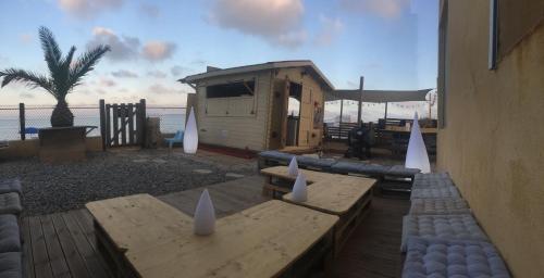 una mesa de madera con conos blancos junto a un edificio en Les Sables d'Or, en Hyères