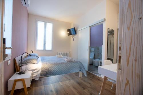a bedroom with a bed and a bathroom at b&b Casa Livia in Pordenone