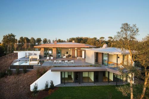 uma vista aérea de uma casa em Holiday Rentals at Camiral Golf & Wellness em Caldes de Malavella