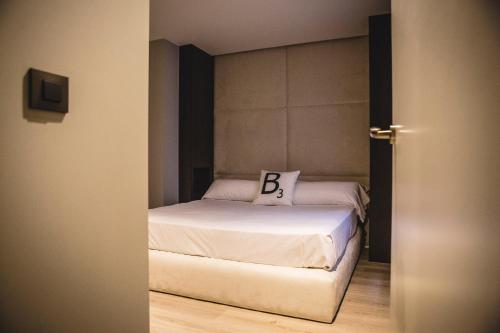 Säng eller sängar i ett rum på Apartamentos Barbara 3