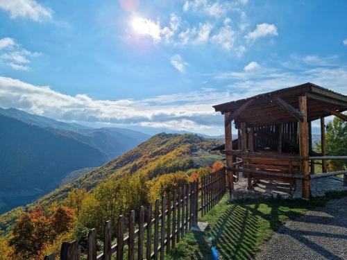 Etno selo Izlazak في Rudinice: شرفة خشبية على جانب الجبل