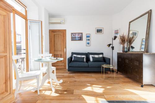 1 Bdr Downtown near Place Massena