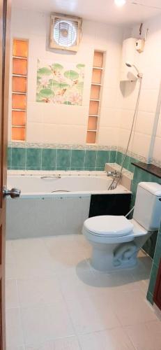 Ένα μπάνιο στο Your House 3 Guest House