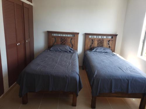 Tempat tidur dalam kamar di ACAPULCO DIAMANTE NUEVA E INCREIBLE VILLA CON ALBERCA PROPIA