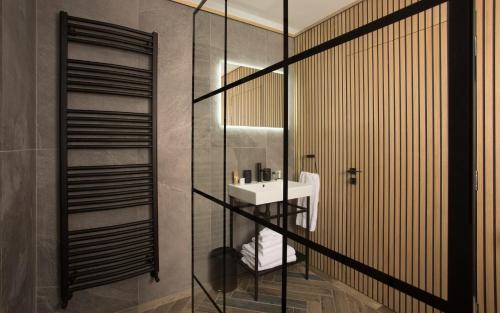 ein Bad mit einem Waschbecken und einem Spiegel in der Unterkunft Willowbeck Lodge Boutique Hotel in Carlisle