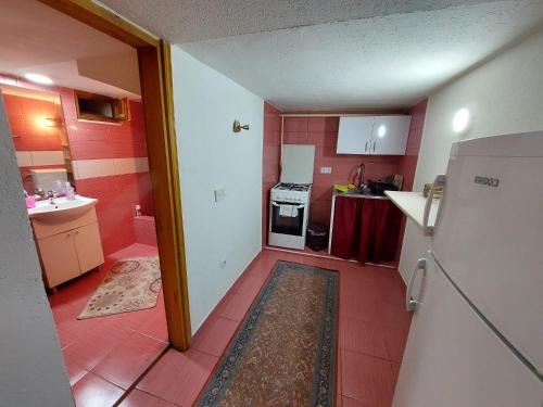 Una cocina o zona de cocina en Apartments Bobito