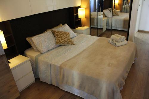 - une chambre avec un grand lit et 2 serviettes dans l'établissement Jupiter luxury zen appartment, à Benalmádena