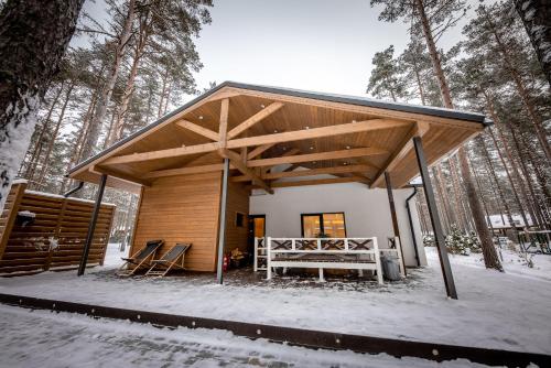 a small cabin in the woods in the snow at Valsid puhkemaja in Alajõe