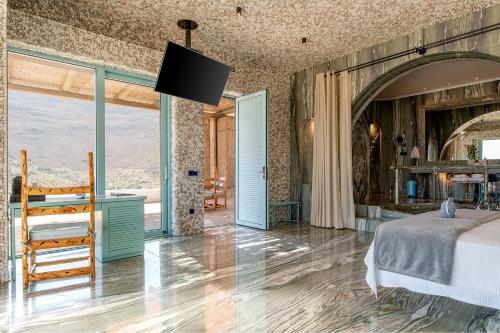 a bedroom with a bed and a view of the ocean at Calilo in Manganari