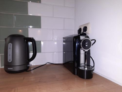 a coffeemaker and a coffee maker in a kitchen at B&B D'n Optie in Druten