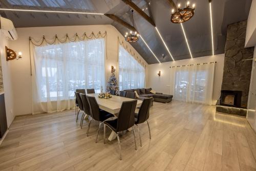 a dining room with a table and chairs and a couch at Valsid puhkemaja in Alajõe