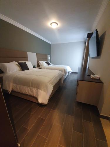 Llit o llits en una habitació de L'Aurora Inn