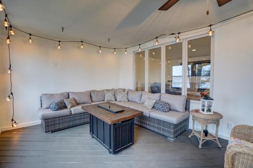 een woonkamer met een bank en een tafel bij White Pine Villa in Waterford