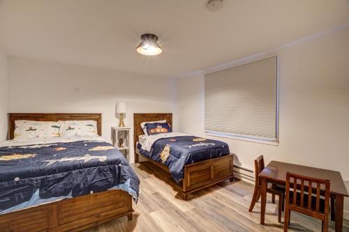 een slaapkamer met een bed, een tafel en een bureau bij White Pine Villa in Waterford