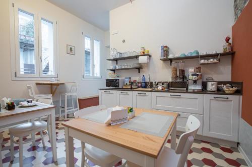 uma cozinha com uma mesa e uma mesa e cadeiras em Casa Livia em Pordenone