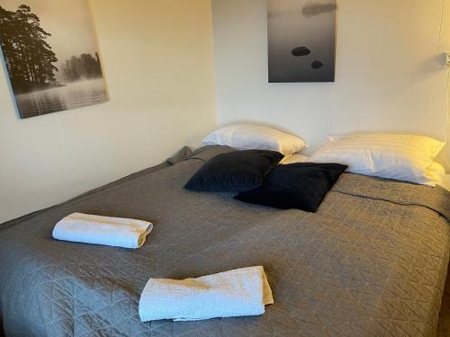 En eller flere senge i et værelse på Fögruvallakot Cabin