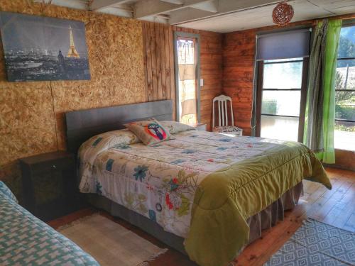 Säng eller sängar i ett rum på Ecolodge Lanalhue Hostel