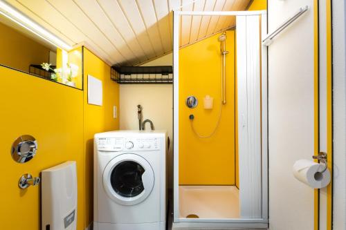 Ένα μπάνιο στο Gemütliche Ferienwohnung mit Panoramablick