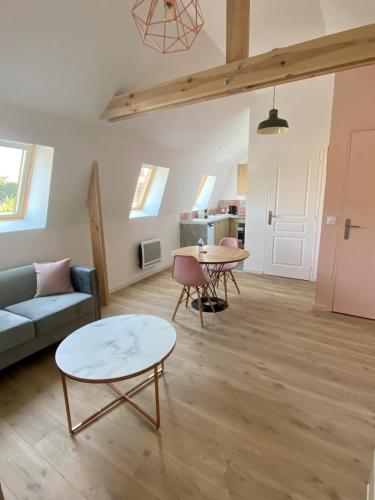 un salon avec un canapé et une table dans l'établissement Appartements du 101, à Villeneuve d'Ascq
