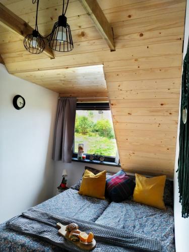 a bedroom in a tiny house with a bed at Chwila Pauzy in Tolkmicko