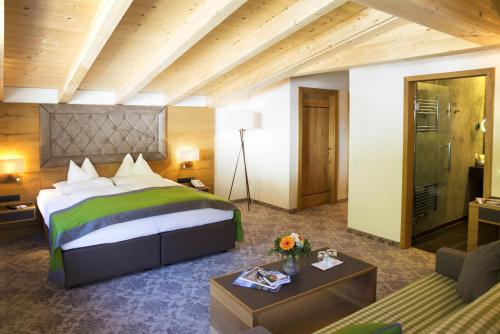 מיטה או מיטות בחדר ב-Brugger's Genießerhotel Lanersbacherhof