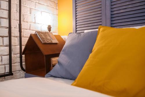 Een bed of bedden in een kamer bij Titmouse Hotel