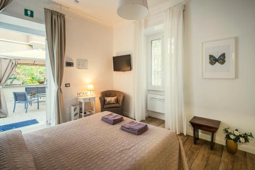 Un pat sau paturi într-o cameră la GARDEN HOUSE - Luxury Guest House - Only Self Check in