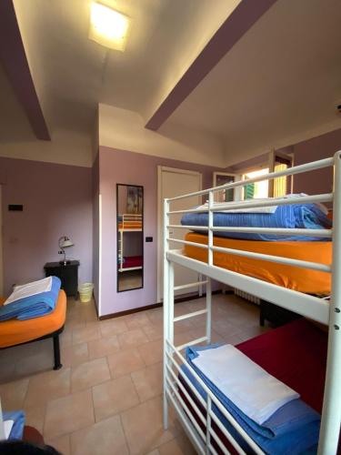 Krevet ili kreveti na sprat u jedinici u okviru objekta Emerald Fields Hostel