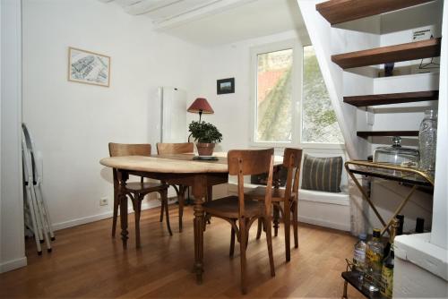 une salle à manger avec une table et des chaises en bois dans l'établissement Le Vent D'Ouest, à Dieppe