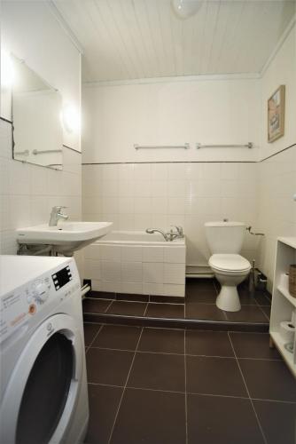 une salle de bain avec machine à laver et toilettes dans l'établissement Le Vent D'Ouest, à Dieppe