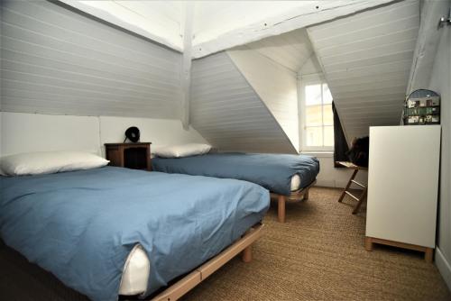 une chambre avec deux lits dans une tente dans l'établissement Le Vent D'Ouest, à Dieppe