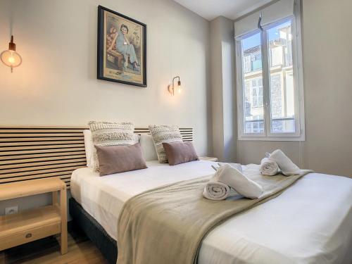 - 2 lits jumeaux dans une chambre avec 2 fenêtres dans l'établissement Nestor&Jeeves - CACTUS RIVIERA - Hyper center - Very close sea and Place Massena, à Nice