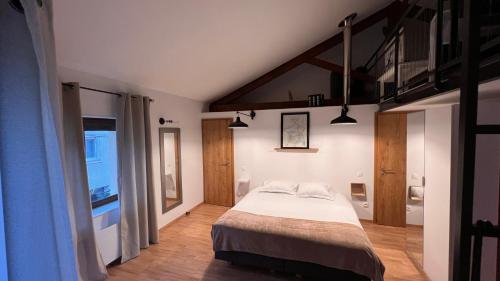 une chambre avec un grand lit dans une pièce dans l'établissement Hôtel Gîte La Bonaventure Jezainville, à Jezainville